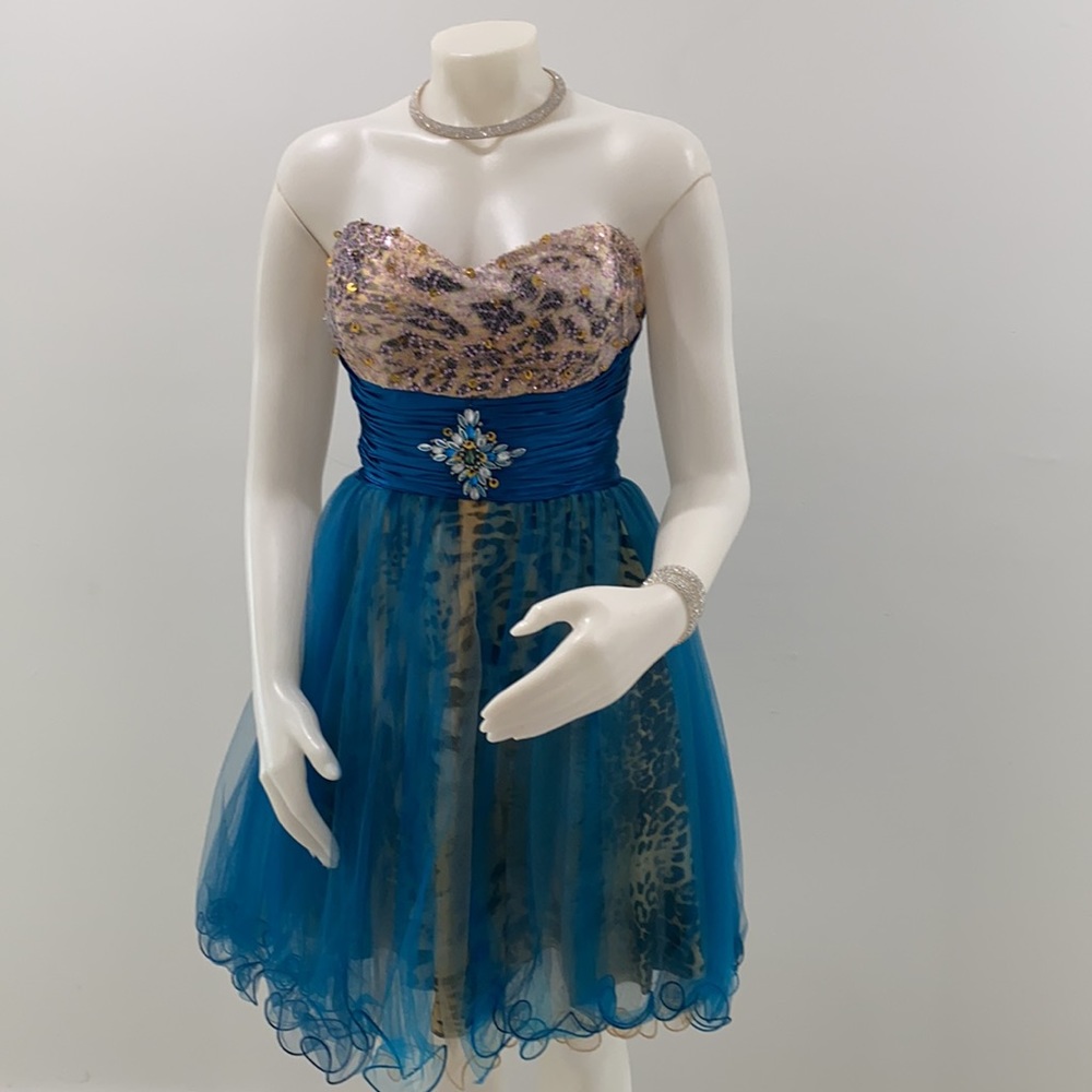 Dress - Picture 2 of 4